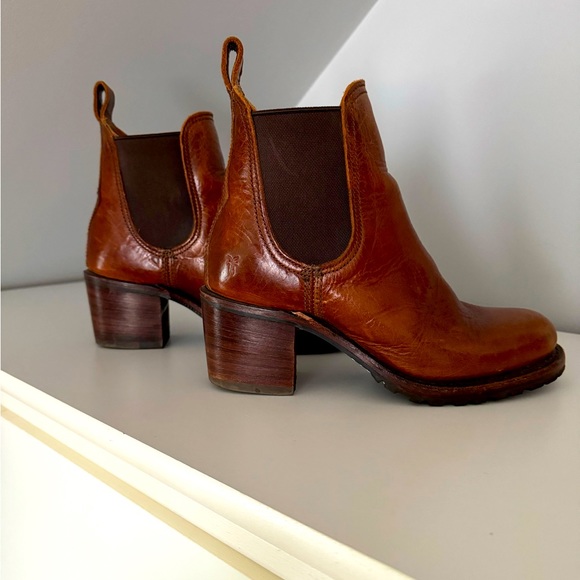 Frye Sabrina Chelsea boot - Picture 2 of 2
